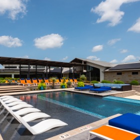  Sparkling swimming pool